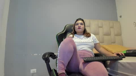 Snapshot of emily_lean_ chatting on 02/06/25, 01:38 Emi independent model online show from 02/06/25, 01:38
