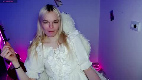 Snapshot of emily_nyaffe chatting on 12/19/25, 03:41 Lia online show from 12/19/25, 03:41