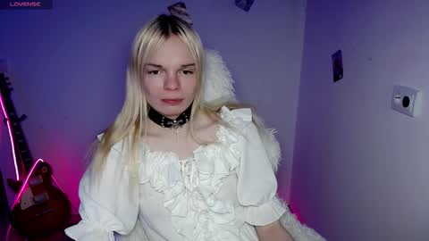 Snapshot of emily_nyaffe chatting on 12/20/25, 08:43 Lia online show from 12/20/25, 08:43