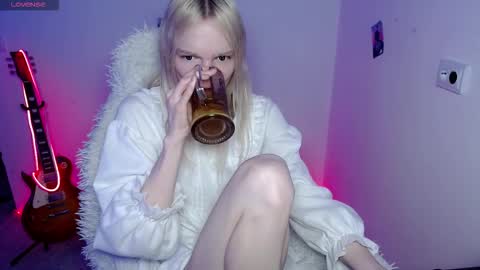 Snapshot of emily_nyaffe chatting on 03/07/26, 10:40 Lia online show from 03/07/26, 10:40