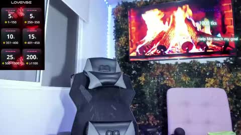 Snapshot of emily_palmeer chatting on 05/19/26, 10:21 emily_palmeer online show from 05/19/26, 10:21