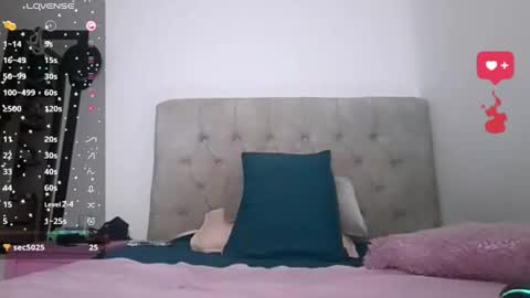 emily_rosse9 online show from 11/05/25, 11:49