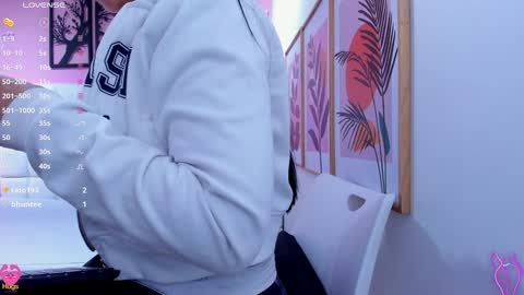 Snapshot of emily_roux chatting on 01/09/25, 08:13 EMILY online show from 01/09/25, 08:13