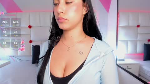 Snapshot of emily_roux chatting on 01/31/25, 04:47 EMILY online show from 01/31/25, 04:47