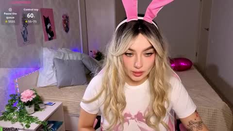 Snapshot of emily_tyler19 chatting on 04/06/26, 08:37 Emily online show from 04/06/26, 08:37