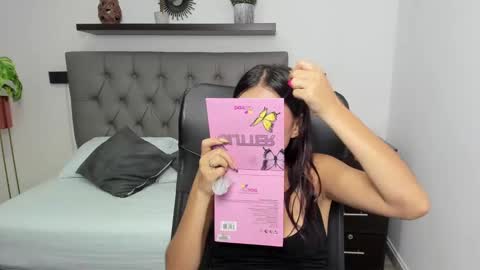 Snapshot of emily_villamil_ chatting on 01/06/25, 12:57 Emi online show from 01/06/25, 12:57
