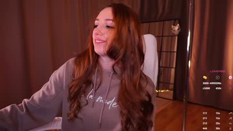 Snapshot of emily_w0w_ chatting on 01/07/25, 08:13 Lia online show from 01/07/25, 08:13