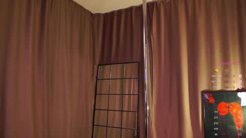 Snapshot of emily_w0w_ chatting on 02/24/25, 09:00 Lia online show from 02/24/25, 09:00