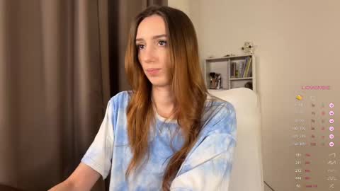 Snapshot of emily_w0w_ chatting on 09/25/25, 06:33 Lia online show from 09/25/25, 06:33