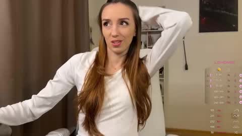 Snapshot of emily_w0w_ chatting on 11/23/25, 09:25 Lia online show from 11/23/25, 09:25