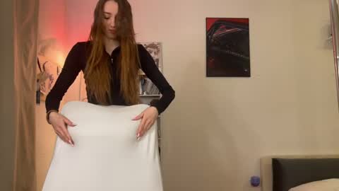 Snapshot of emily_w0w_ chatting on 05/15/26, 11:17 Lia online show from 05/15/26, 11:17