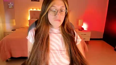 Snapshot of emily_warren__ chatting on 03/25/26, 07:20 emily_warren__ online show from 03/25/26, 07:20