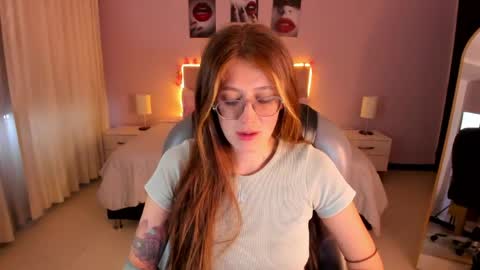 Snapshot of emily_warren__ chatting on 04/30/26, 08:37 emily_warren__ online show from 04/30/26, 08:37