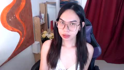 Snapshot of emily_xo143 chatting on 06/15/26, 09:44 emily_xo143 online show from 06/15/26, 09:44
