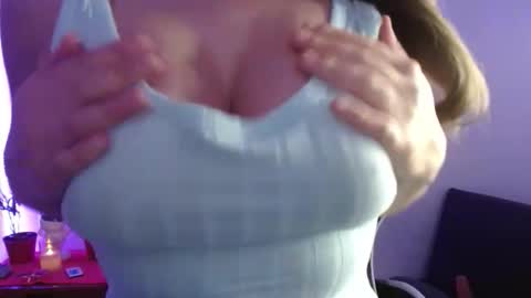 Snapshot of emilybluntt_ chatting on 11/14/25, 10:58 Emily online show from 11/14/25, 10:58