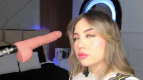 Emily Hendrix online show from 12/04/24, 07:34