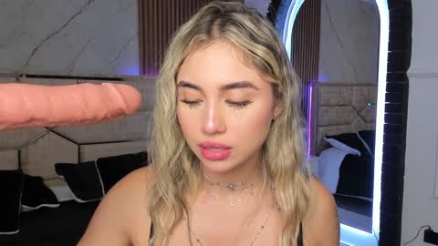 Snapshot of emilyhendrix_ chatting on 12/17/24, 07:48 Emily Hendrix online show from 12/17/24, 07:48