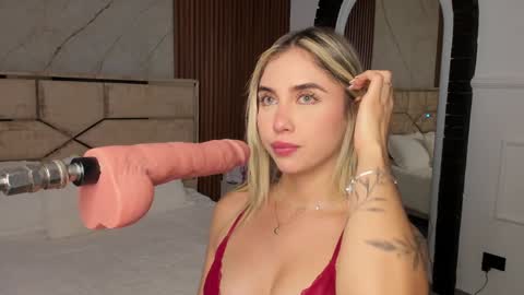 Snapshot of emilyhendrix_ chatting on 12/31/24, 05:29 Emily Hendrix online show from 12/31/24, 05:29