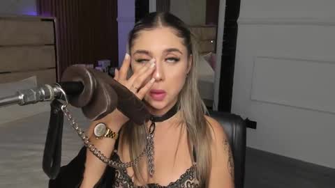 Snapshot of emilyhendrix_ chatting on 03/08/25, 10:45 Emily Hendrix online show from 03/08/25, 10:45