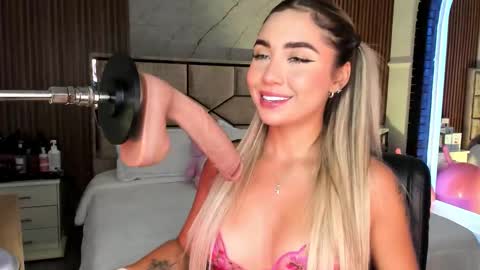 Snapshot of emilyhendrix_ chatting on 09/22/25, 08:33 Emily Hendrix online show from 09/22/25, 08:33