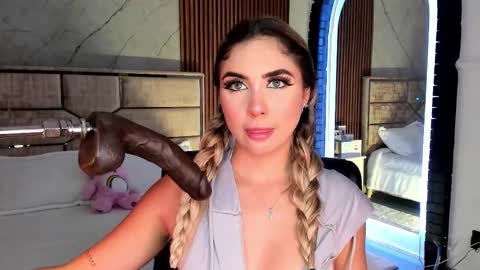 Emily Hendrix online show from 10/08/25, 07:22