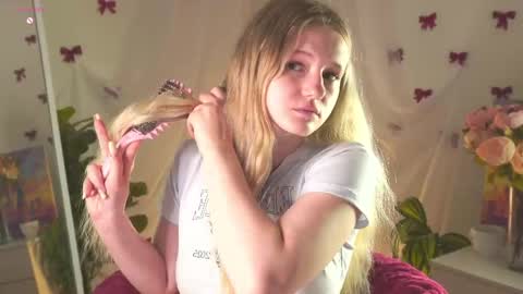 Snapshot of emilyhewell chatting on 05/08/26, 01:44 Emi online show from 05/08/26, 01:44