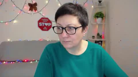 Snapshot of emilyl0vee chatting on 01/12/26, 07:35 Emily online show from 01/12/26, 07:35