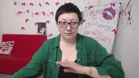 Snapshot of emilyl0vee chatting on 03/16/26, 06:23 Emily online show from 03/16/26, 06:23