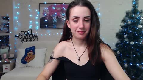 Snapshot of emilylayer chatting on 12/25/24, 09:00 Emyli online show from 12/25/24, 09:00