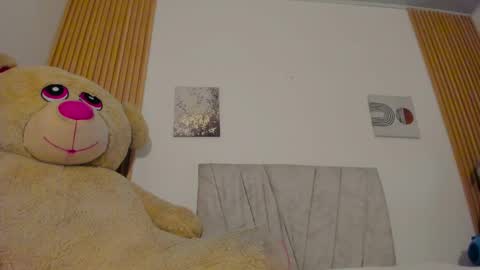 Snapshot of emilylittle___ chatting on 04/15/26, 05:53 EMI online show from 04/15/26, 05:53