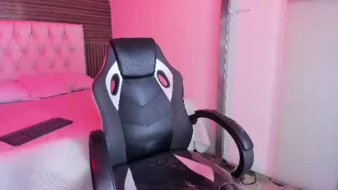 emilymora1_ online show from 06/26/26, 05:45
