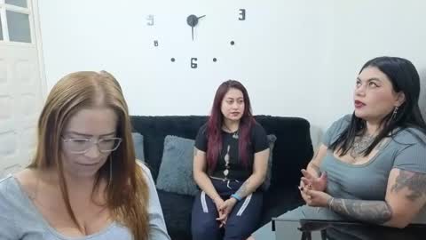 Snapshot of emilyriskhot chatting on 06/25/26, 05:06 emily friends online show from 06/25/26, 05:06