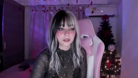 Snapshot of emilyrosss_ chatting on 12/12/24, 10:02 EMILY online show from 12/12/24, 10:02