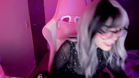 Snapshot of emilyrosss_ chatting on 03/08/25, 03:17 EMILY online show from 03/08/25, 03:17