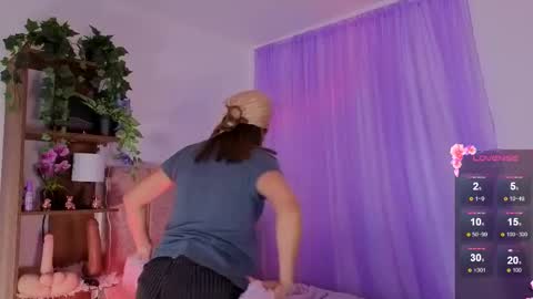 Snapshot of emilyrousex chatting on 11/30/25, 02:10 emilyrousex online show from 11/30/25, 02:10