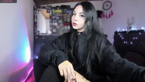 Snapshot of emilyrymer chatting on 12/23/24, 10:23 Emily Support me to have 100 likes plx online show from 12/23/24, 10:23