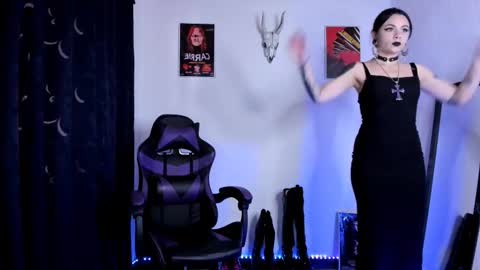 Snapshot of emilyrymer chatting on 10/18/25, 07:03 Emily Support me to have 100 likes plx online show from 10/18/25, 07:03