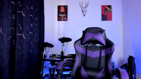 Snapshot of emilyrymer chatting on 12/18/25, 06:36 Emily Support me to have 100 likes plx online show from 12/18/25, 06:36