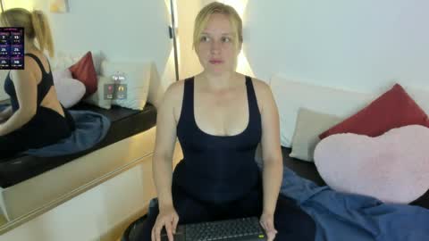 Snapshot of emilysumer chatting on 05/24/26, 03:50 Summer 3 online show from 05/24/26, 03:50