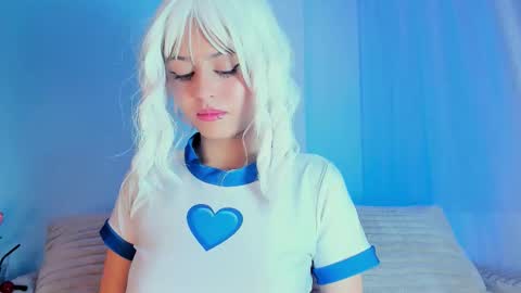 Snapshot of emilywithe_ chatting on 10/15/25, 12:00 online show from 10/15/25, 12:00
