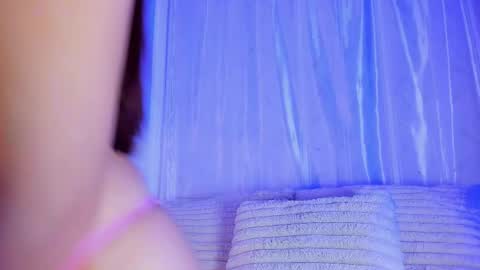 Snapshot of emilywithe_ chatting on 05/02/26, 11:43 online show from 05/02/26, 11:43