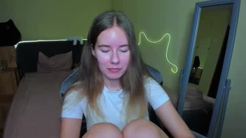 Snapshot of emilyy____ chatting on 11/19/25, 06:19 Emily online show from 11/19/25, 06:19