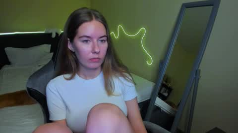 Snapshot of emilyy____ chatting on 11/30/25, 04:44 Emily online show from 11/30/25, 04:44