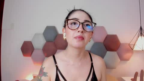 Snapshot of emilyywatson chatting on 04/01/26, 12:33 Emilyy Watson online show from 04/01/26, 12:33