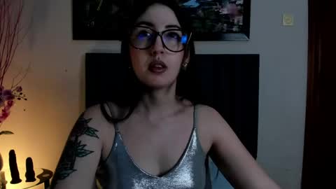 Snapshot of emilyywatson chatting on 04/21/26, 12:23 Emilyy Watson online show from 04/21/26, 12:23