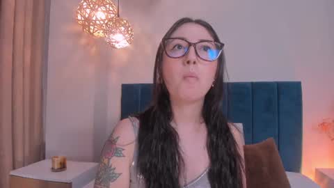 Snapshot of emilyywatson chatting on 06/17/26, 01:19 Emilyy Watson online show from 06/17/26, 01:19