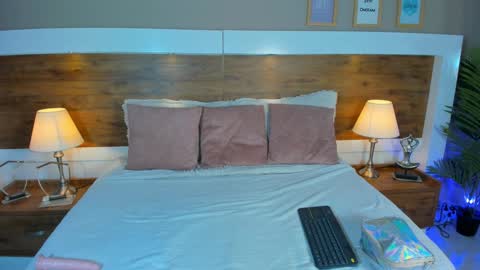 Snapshot of emma_bakker_ chatting on 01/17/25, 10:44 Emma online show from 01/17/25, 10:44