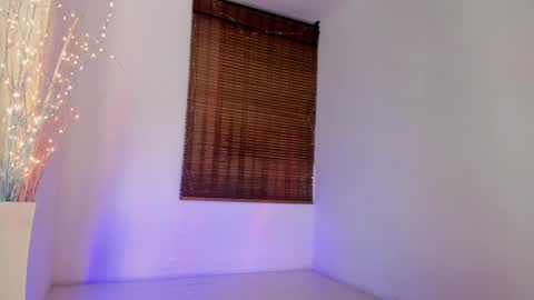 Snapshot of emma_blanco chatting on 12/04/24, 10:13 Emma online show from 12/04/24, 10:13