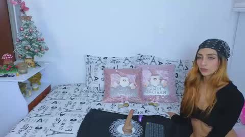 Snapshot of emma_blue_ chatting on 12/14/24, 04:34 Emma Blue modelo independiente online show from 12/14/24, 04:34