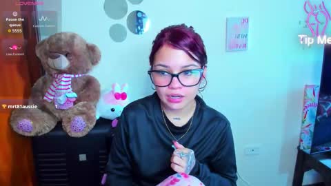 Snapshot of emma_boo_ chatting on 03/26/26, 04:01 emma_boo_ online show from 03/26/26, 04:01
